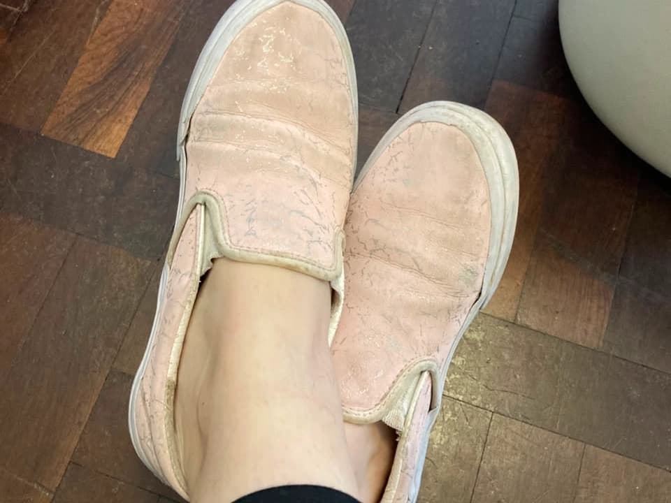 Sapato usado com cheiro de chulé